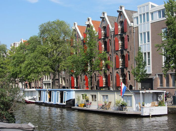 Casas flotantes en los canales de Ámsterdam