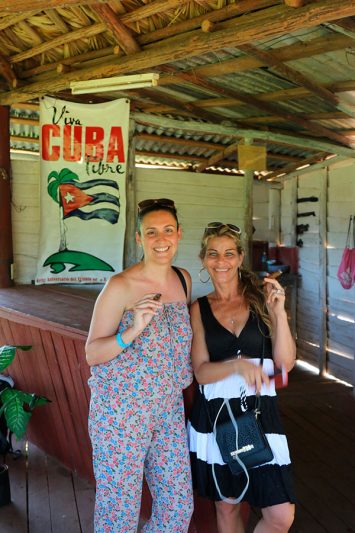 Gara y Mily en Viñales, Cuba