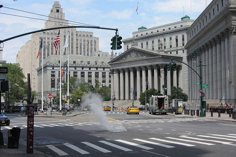Humo por las alcantarillas en las calles de Nueva York