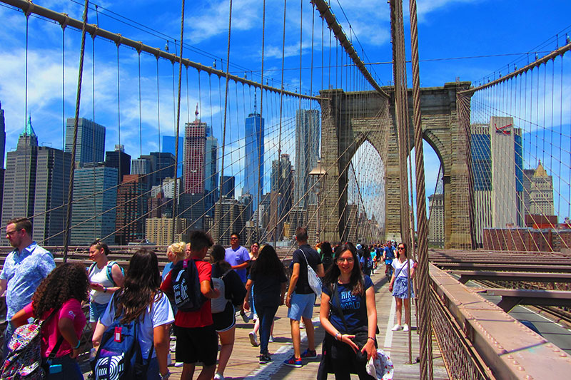 Paseo por el puente de Brooklyn en Nueva York