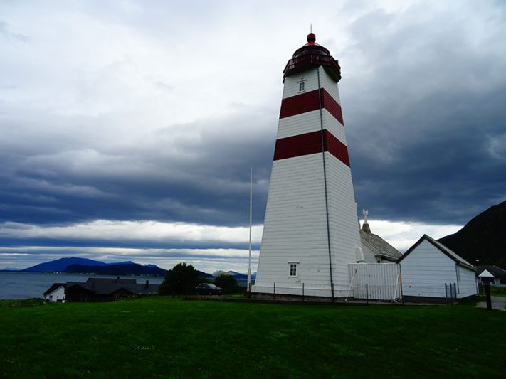 Faro de Alnes en la isla de Giske