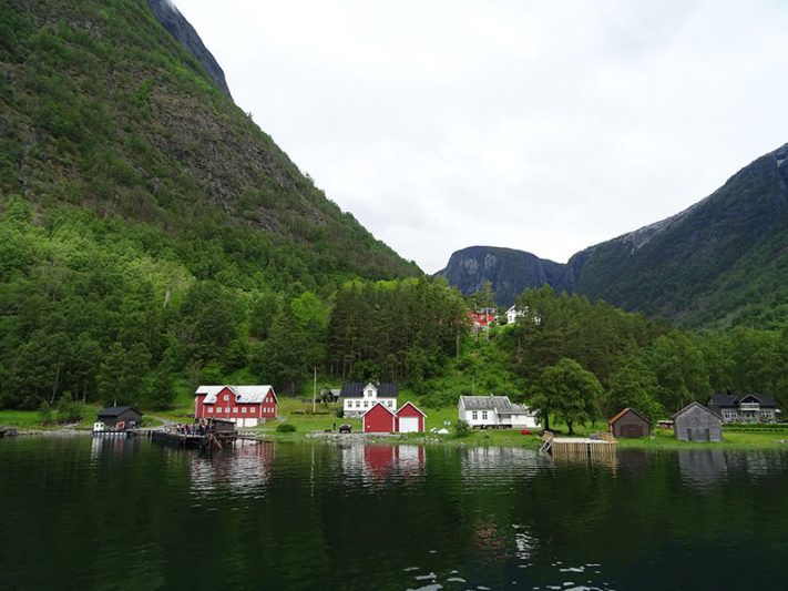Bonito pueblo en Noruega al lado del lago