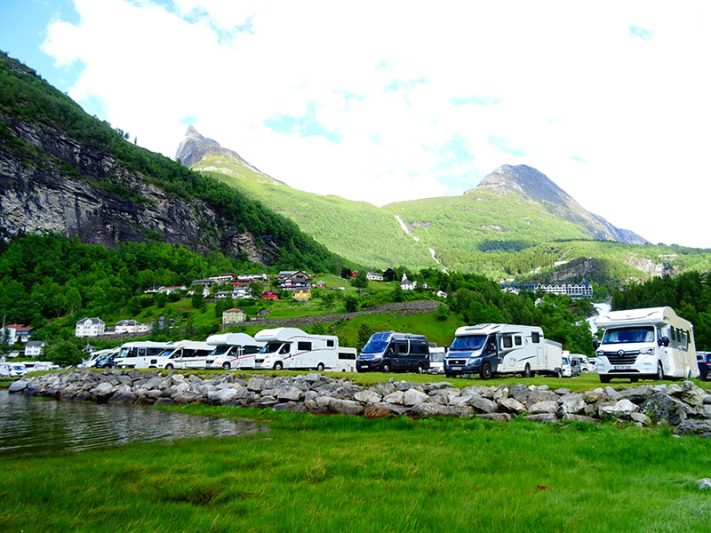 Autocaravanas en el fiordo de Geiranger