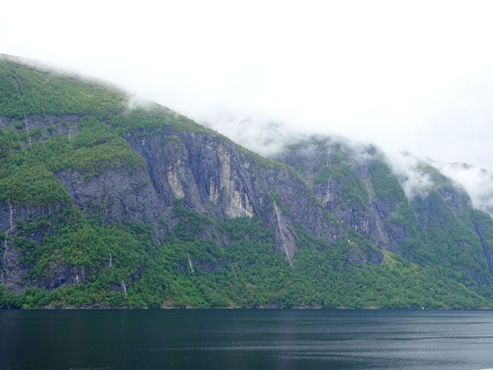Carretera de los fiordos de Noruega