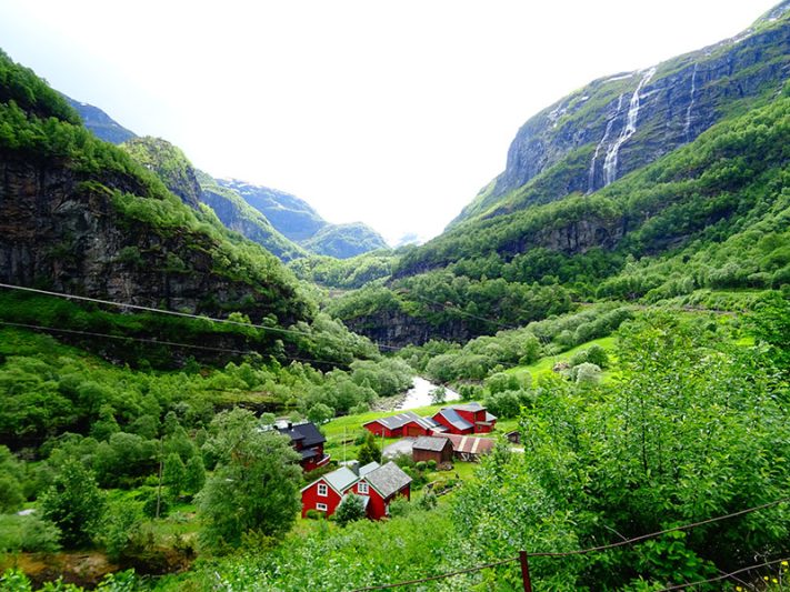 Casas rojas en el valle de Flåm