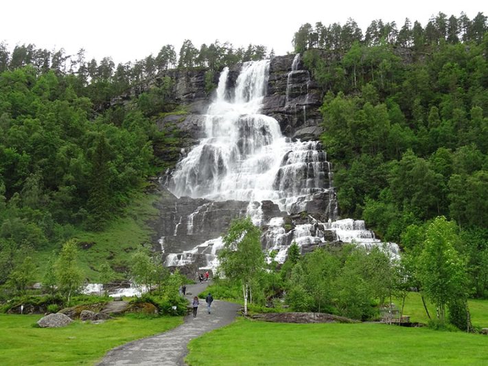 Cascada Tvindefossen en Noruega