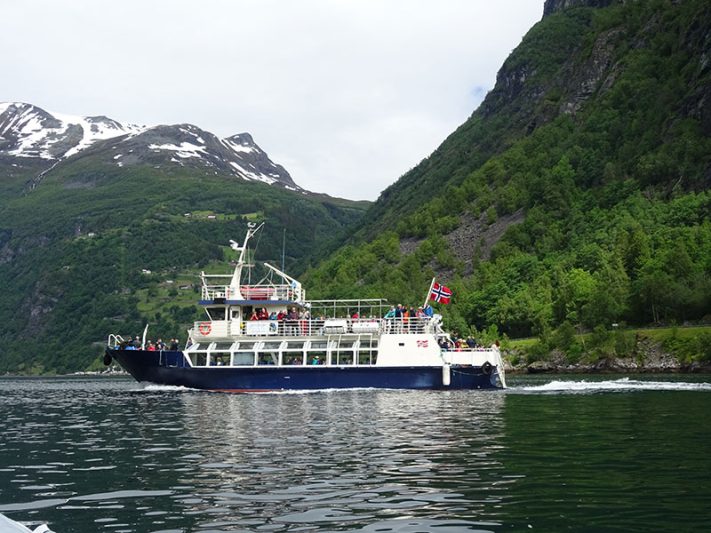 Crucero en barco por los fiordos de Noruega