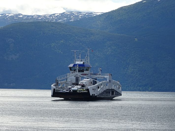 Ferry con coches en Noruega