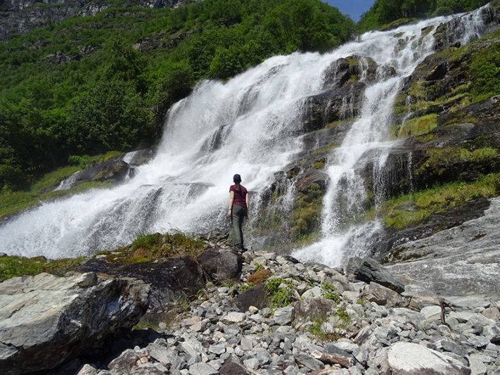 Cascada en el fiordo de Geiranger