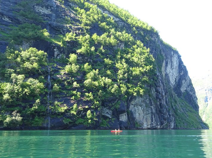 Kayak en el fiordo de Geiranger
