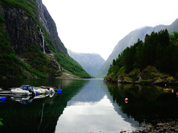 Montañas en el fiordo de Noruega