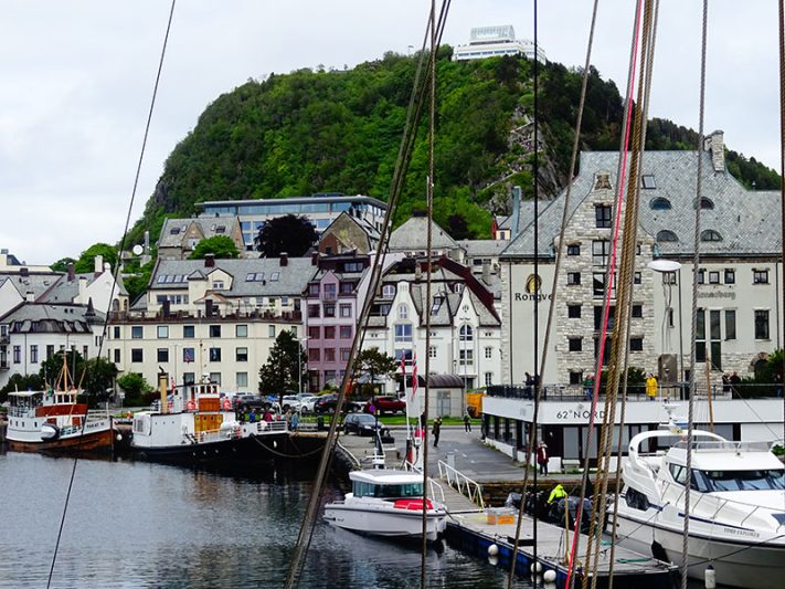 Mirador de Fjellstua y muelle de Ålesund en Noruega