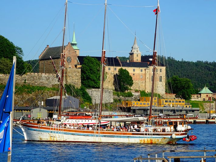 Muelle y fortaleza de Akershus en Oslo