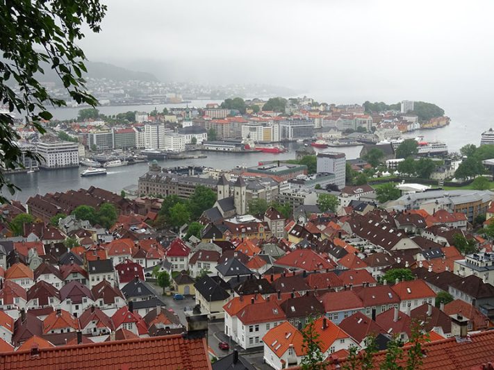 Panorámica de la ciudad de Bergen desde el mirador de la montaña