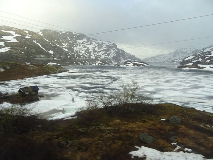 Vistas de un lago nevado en Noruega