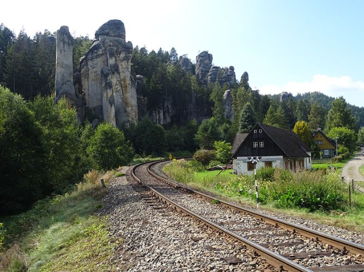 Vías del tren en Adršpach-Teplice Rocks