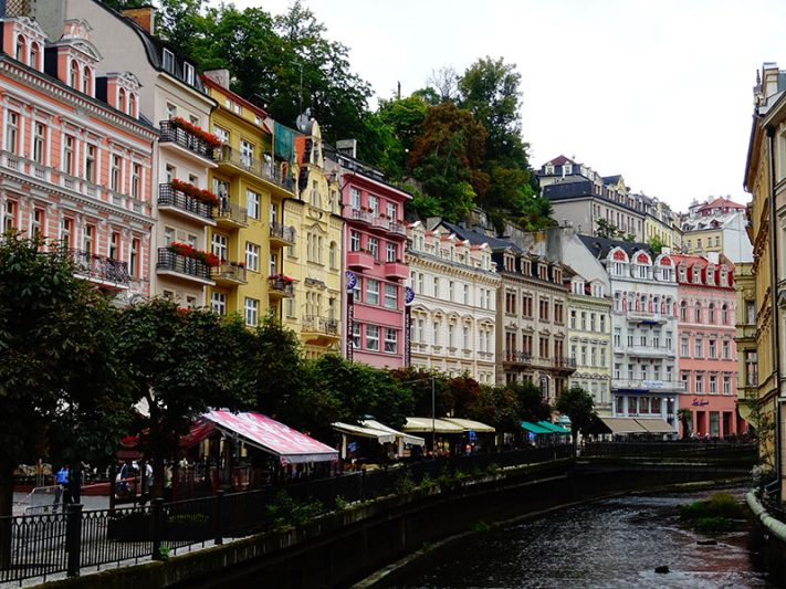 Casas junto al río en Karlovy Vary