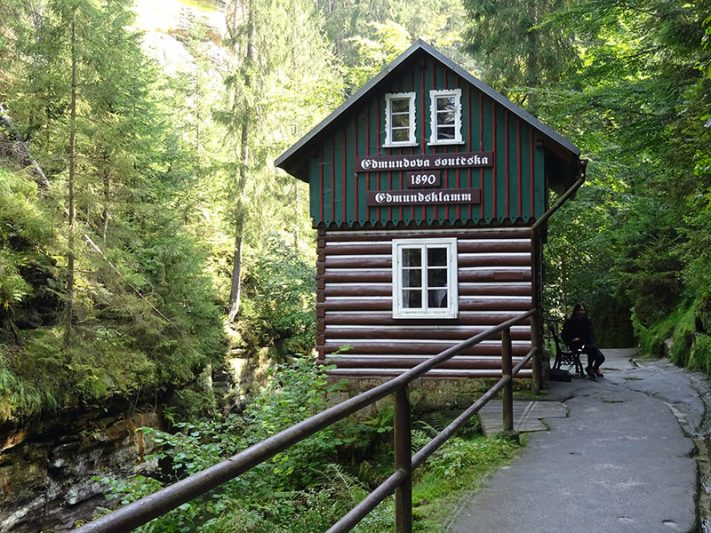 Casa de madera en el sendero de Kamenice Gorge