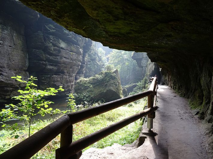 Sendero por las cuevas de Kamenice Gorge