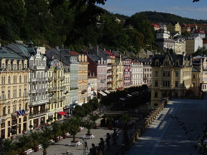 Casas al borde de la montaña en Karlovy Vary