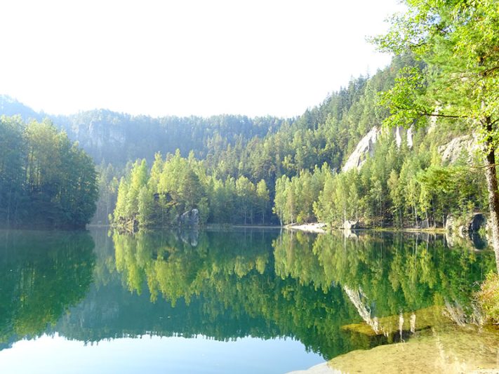 Lago en Adršpach-Teplice Rocks