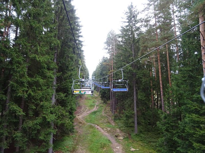 Telesilla en Lipno en medio del bosque