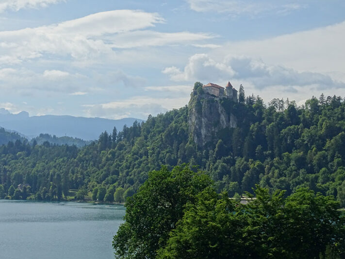 Castillo en la montaña en el lago de Bled en Eslovenia