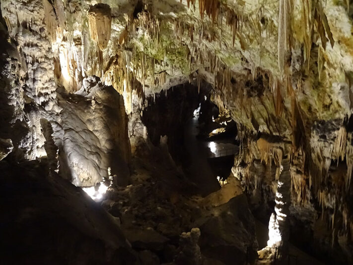 Cueva de Postonjska en Eslovenia
