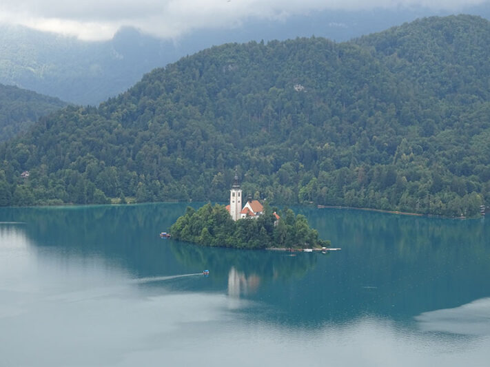 Iglesia en el lago de Bled en Eslovenia