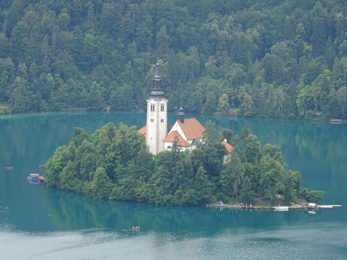Iglesia en el algo de Bled en el itinerario por Eslovenia