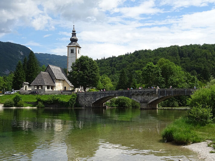 Iglesia en el lago Bohinj en Eslovenia