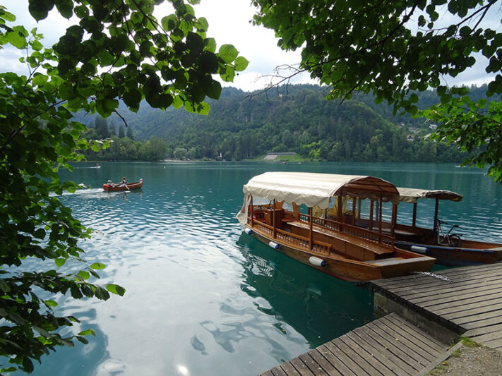 Barca de madera en el lago de Bled