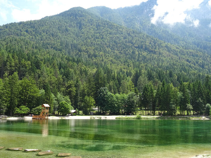 Lago Jasna en la ruta por eslovenia