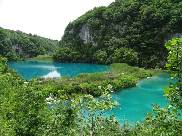Pasarelas y cascadas en los lagos de Plitvice