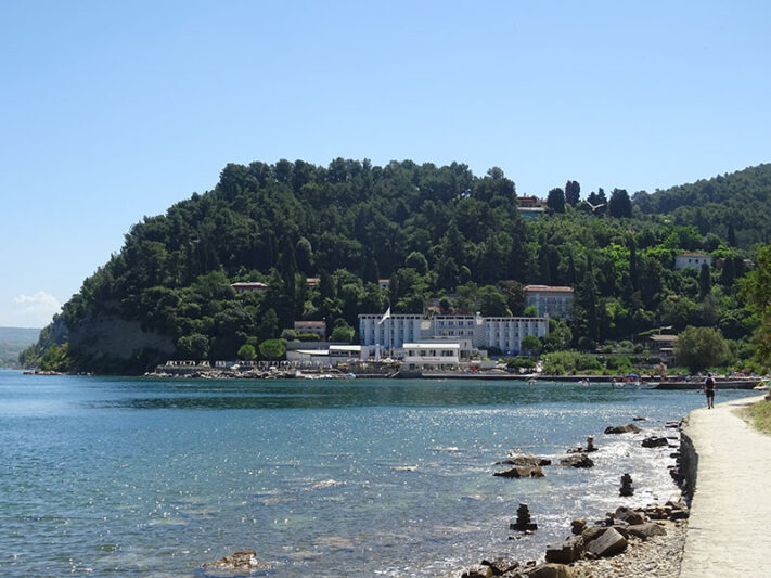Paseo por la costa en Pirán