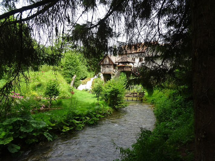 Casas y cascada en Rastoke en Plitvice