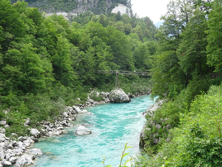 Río Soca esmeralda en Eslovenia