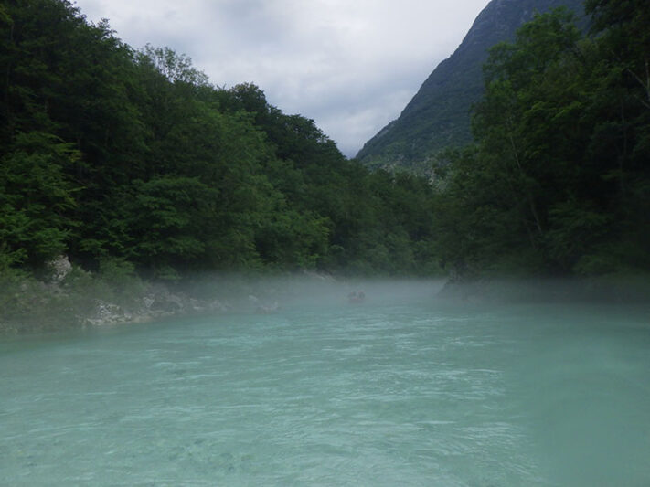 Rafting en el río Soca en Eslovenia