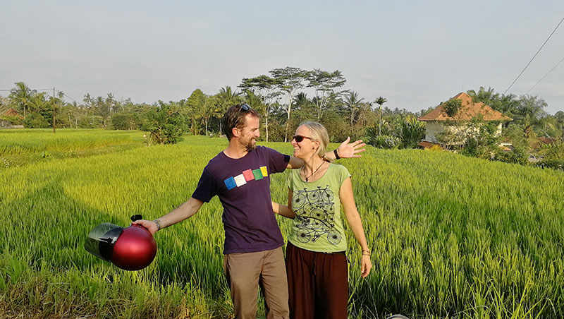 Itziar y Pablo en un arrozal de Bali