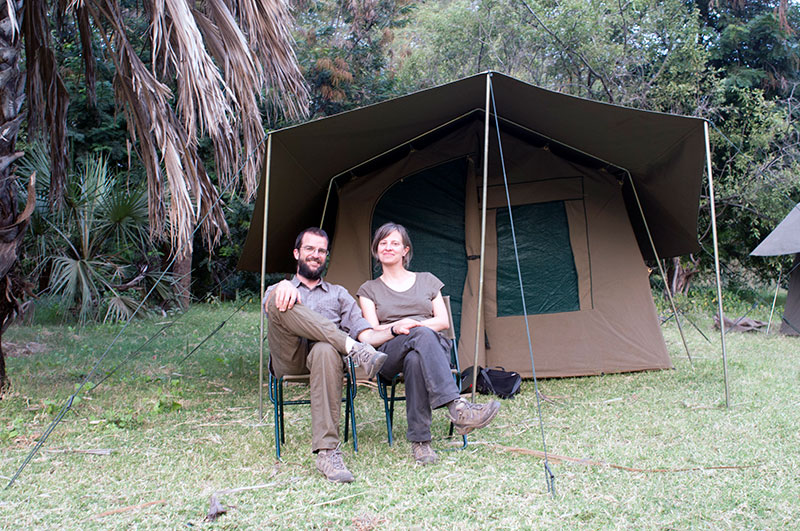 Itziar y Pablo en un campamento en Kenia