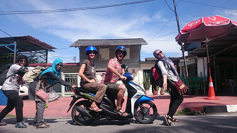 Itziar y Pablo en Malasia en moto.