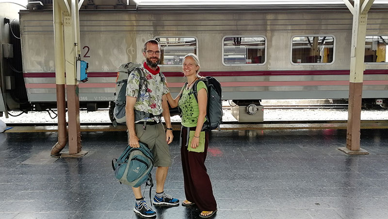 Itziar y Pablo en la estación de trenes de Bangkok en Tailandia