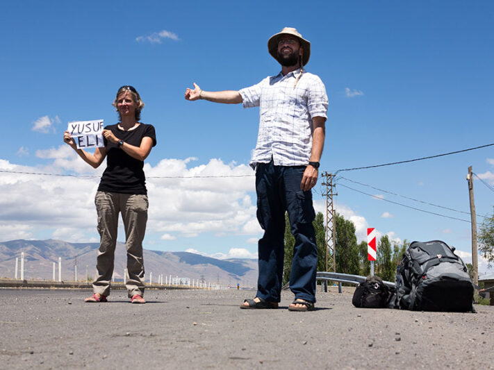 Itziar y Pablo haciendo autostop en Turquía