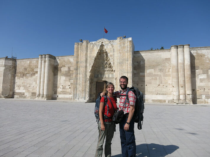 Itziar y Pablo en una Caravanserai en Turquía.