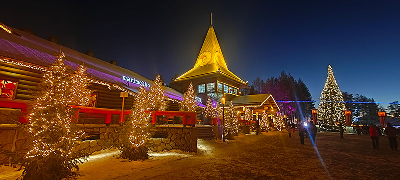 Santa Claus Village iluminada de noche