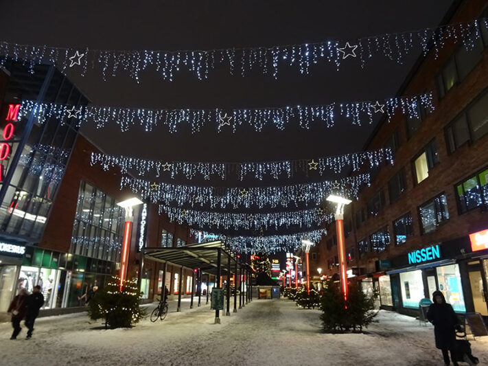 Calle alumbrada en Navidad en Rovaniemi