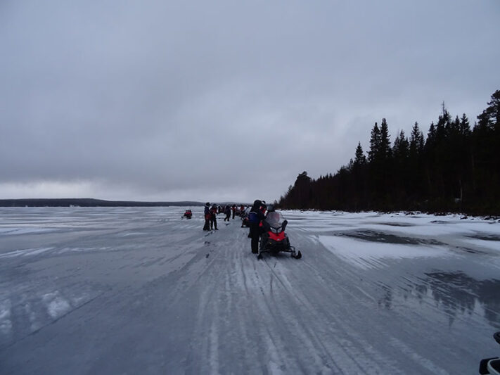 Moto de nieve en lago helado en Laponia