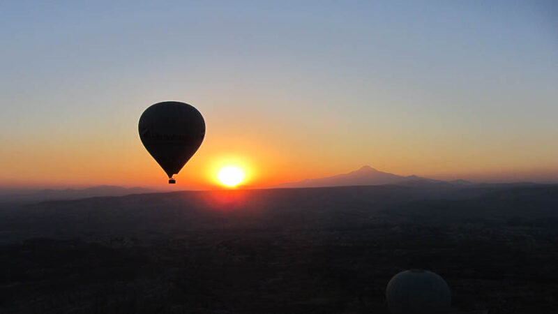 Globo sobrevolando la Capadocia en Turquía