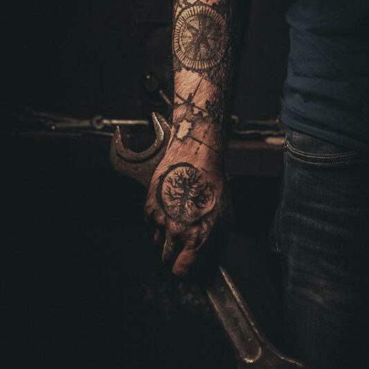 Tatuaje en el brazo mano viajero