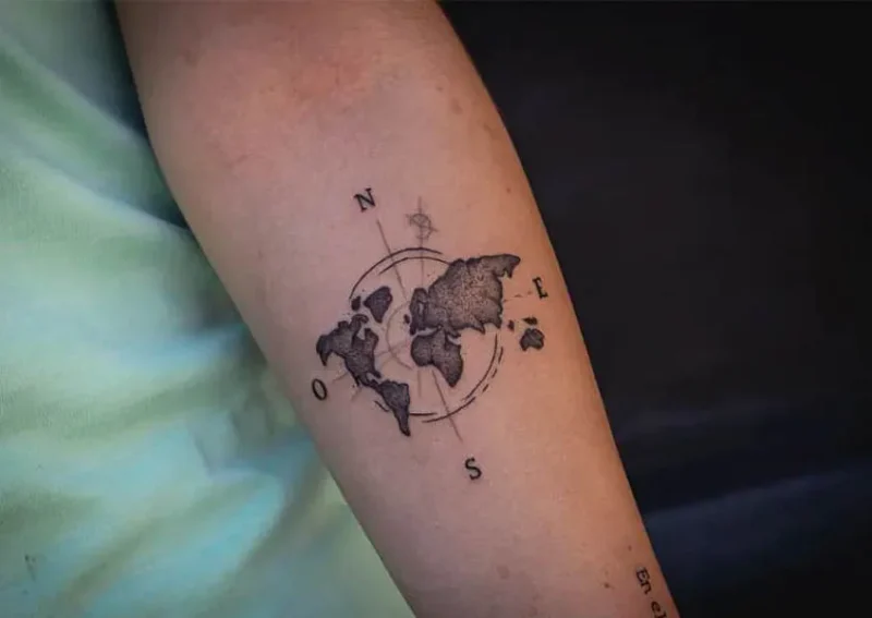 Tatuaje en el brazo mundo